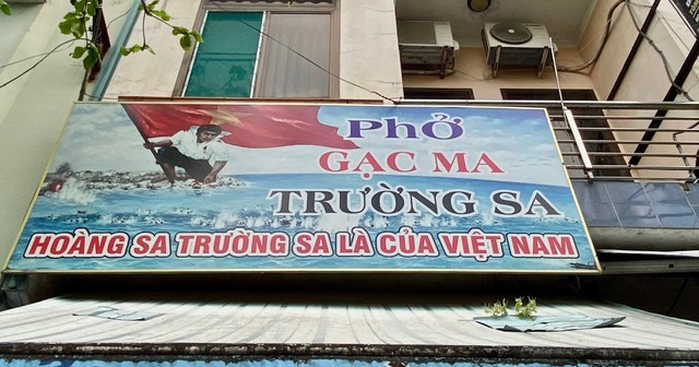 מסעדת הפו של מר לה מין תואה נקראת Gac Ma - Truong Sa Pho. Quán phở của ông Lê Minh Thoa được đặt tên là phở Gạc Ma - Trường Sa