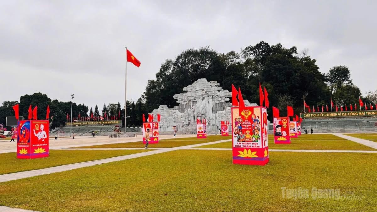 Manifesti di propaganda elettorale sono esposti in piazza Nguyen Tat Thanh, nel quartiere di Minh Xuan.
