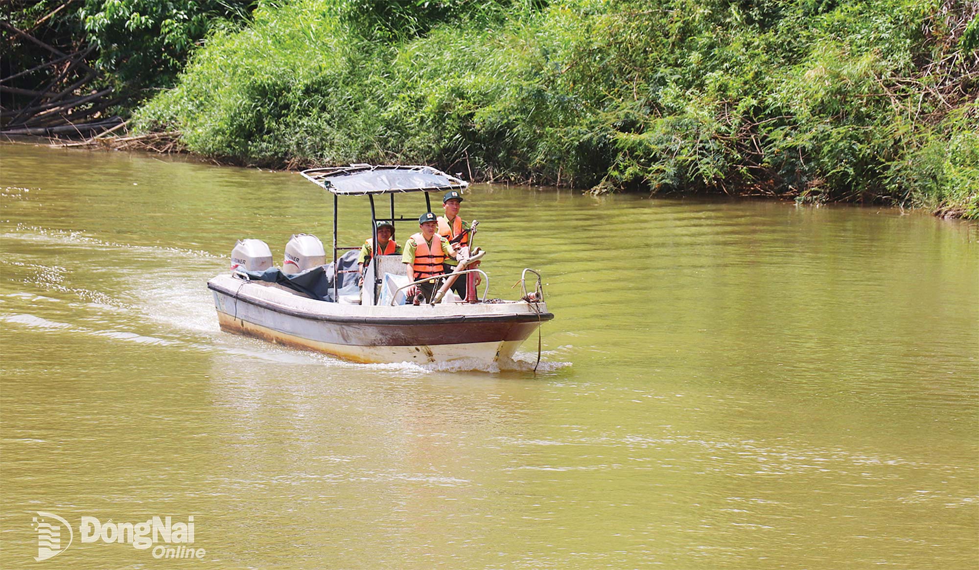 Le guardie forestali pattugliano la zona a monte del fiume Dong Nai per individuare e impedire tempestivamente l'ingresso illegale di persone nella foresta attraverso il fiume.