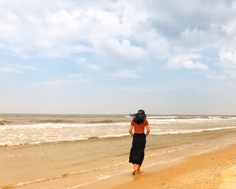 「私の傍らには広大な海が広がっている」―ミニマリズムの力―写真1。 'Bên em là biển rộng' - sức mạnh của sự tối giản- Ảnh 1.