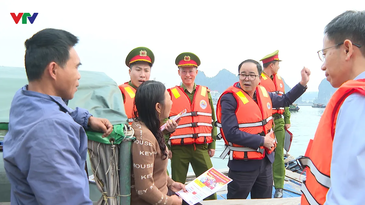 Quảng Ninh tăng cường tuyên truyền bầu cử cho ngư dân - Ảnh 4.