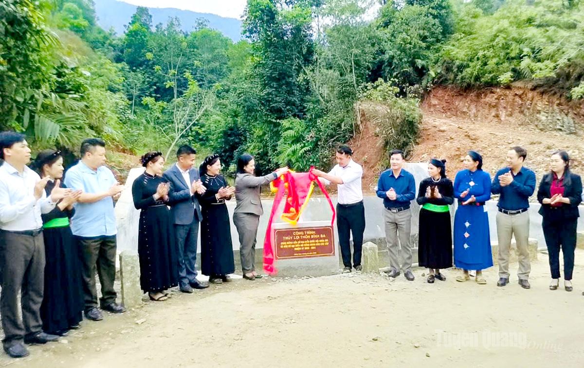 Các đại biểu khánh thành công trình đập tràn chào mừng bầu cử tại thôn Bình Ba, xã Minh Sơn.