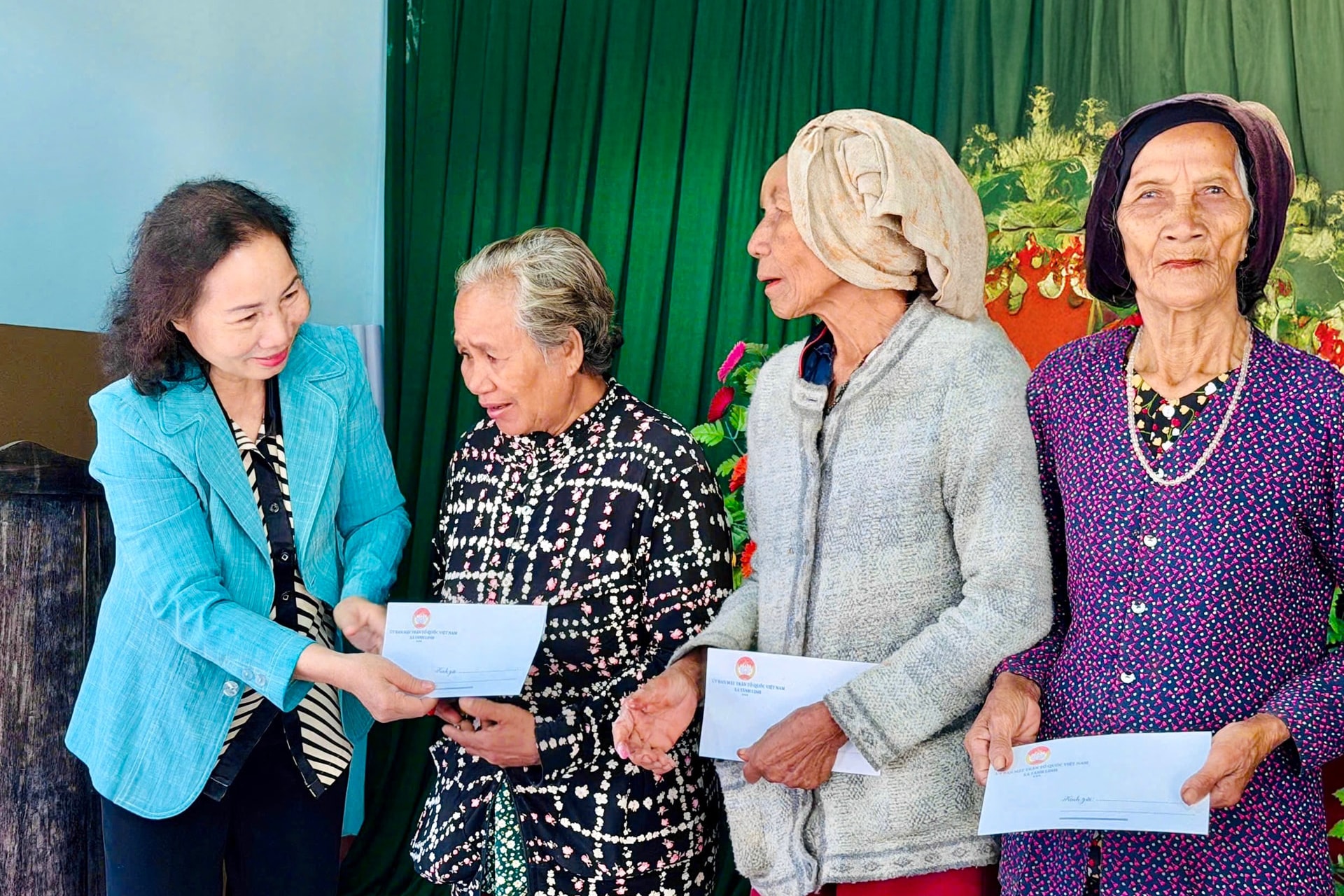 trao-qua-tet-cho-nct-xa-tanh-linh(1).jpg