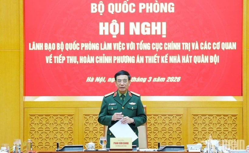 Il generale Phan Văn Giang ha presieduto la conferenza. (Fonte: Giornale dell'Esercito Popolare)