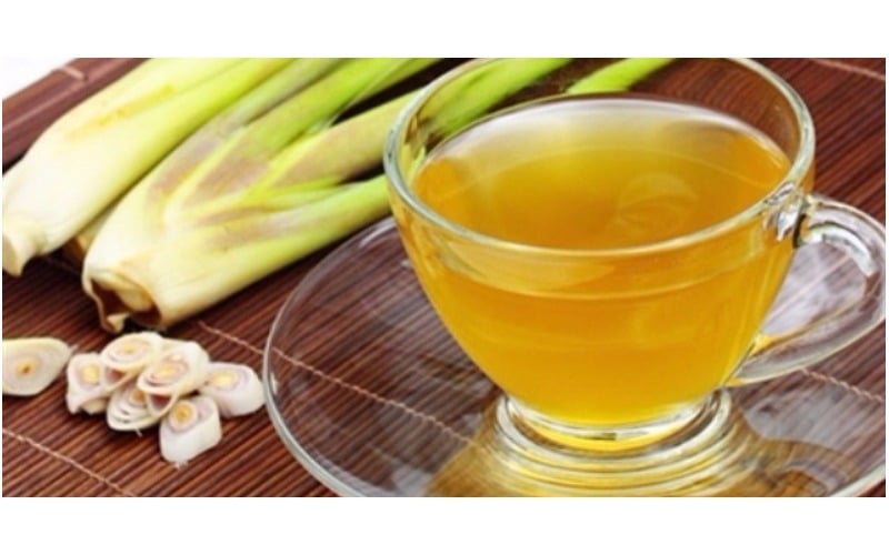7 benefici per la salute derivanti dal bere tè alla citronella al mattino.