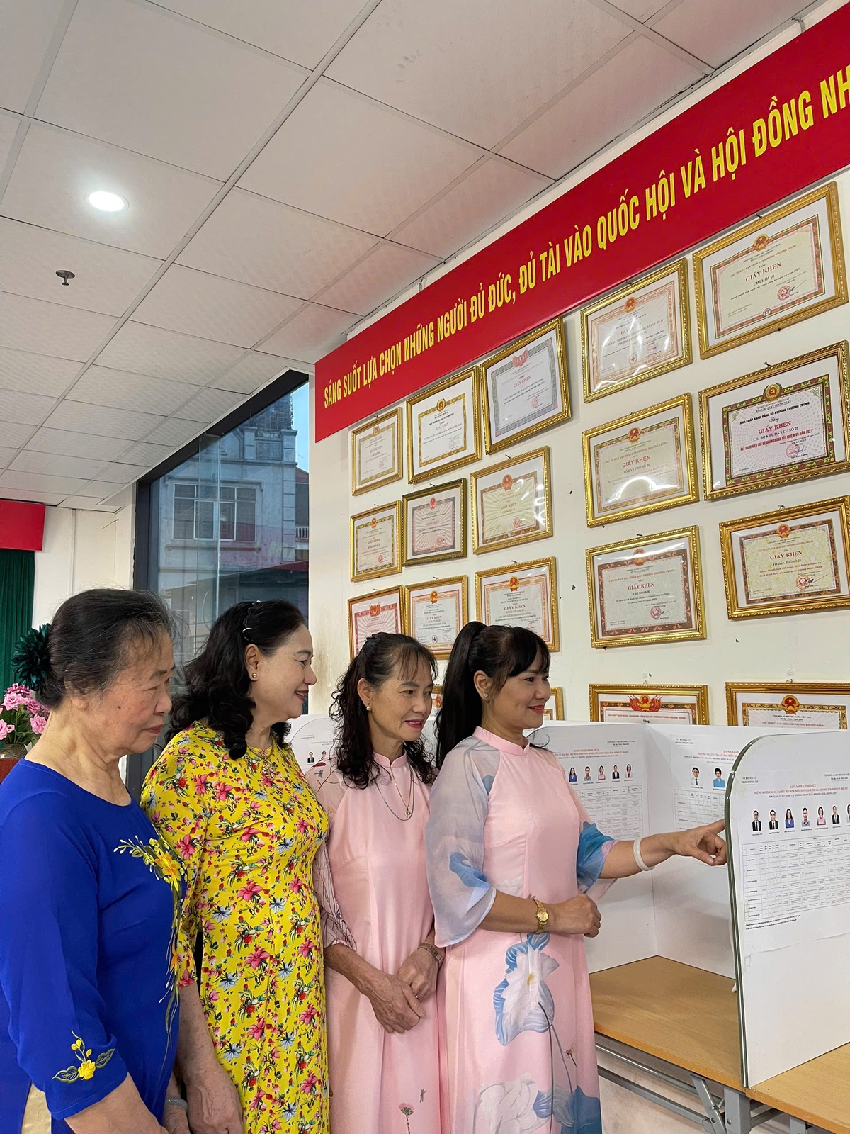 ប្រទេសទាំងមូលកំពុងមមាញឹក ខណៈពេលដែលវាចូលដល់ថ្ងៃបោះឆ្នោត - រូបថតទី 6។ Cả nước rộn ràng bước vào Ngày bầu cử - Ảnh 6.