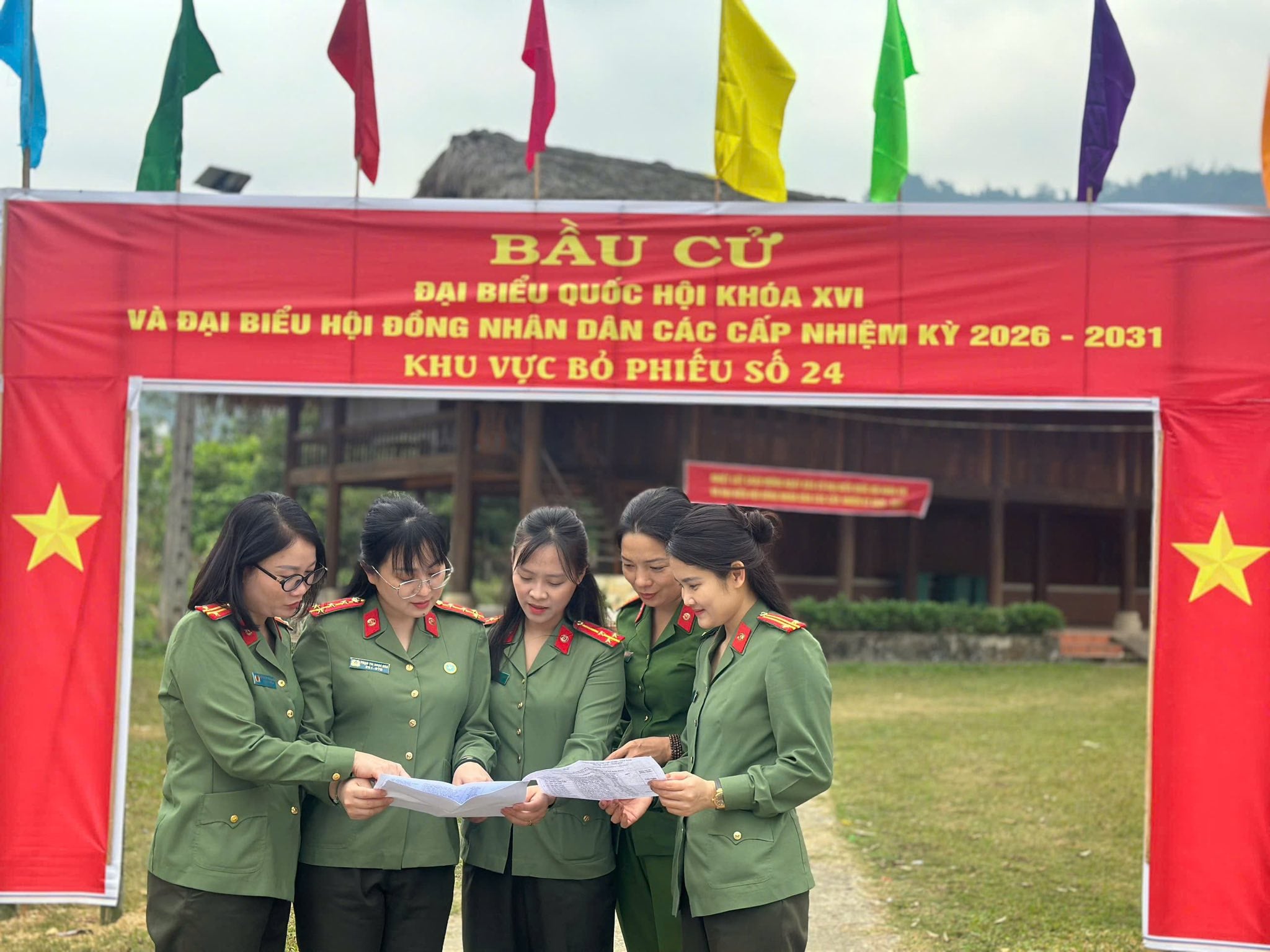 Cả nước rộn ràng bước vào Ngày bầu cử - Ảnh 15.