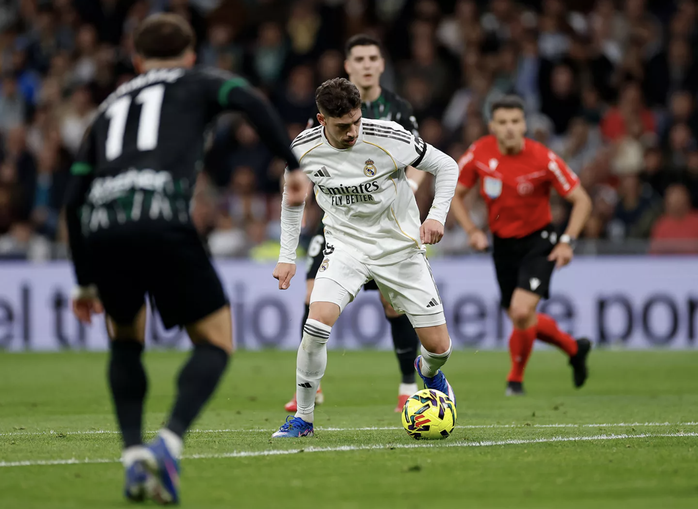 Arda Guler marque un but magnifique au Bernabeu, le Real Madrid écrase Elche - Photo 2.