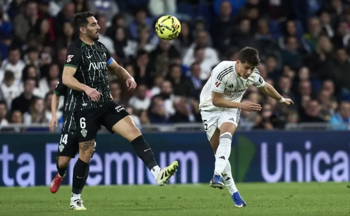 Arda Guler marque un but magnifique au Bernabeu, le Real Madrid écrase Elche - Photo 4.