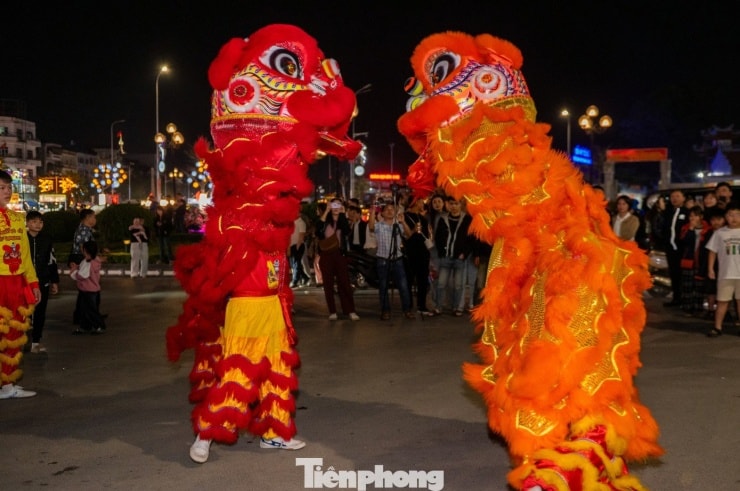 Spettacolo di danza del leone al festival di Lang Son.