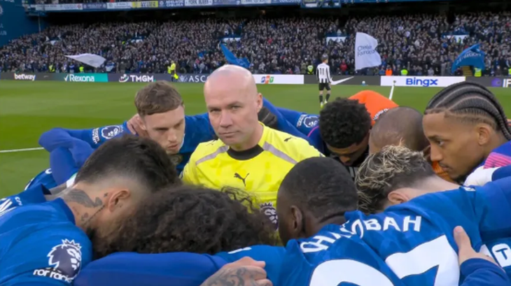 Trọng tài Paul Tierney bị dàn sao Chelsea... 'quây' - Ảnh 1.