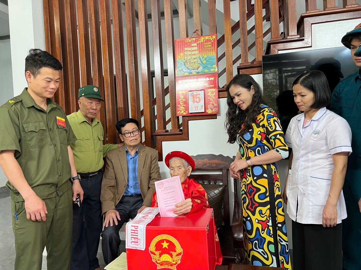 Lá phiếu của cử tri 115 tuổi ở Hà Nội- Ảnh 1.