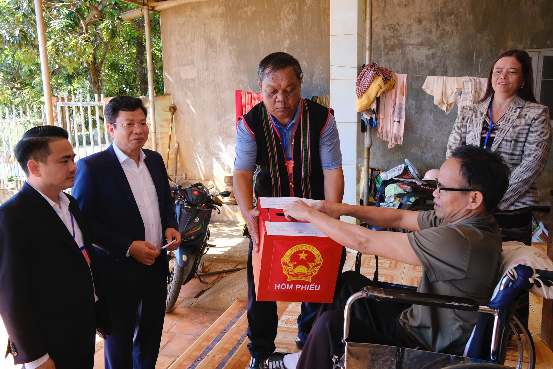 Cử tri Điểu Rôt, xã Đức An tiến hành bỏ phiếu bầu đại biểu quốc hội và đại biểu HĐND các cấp