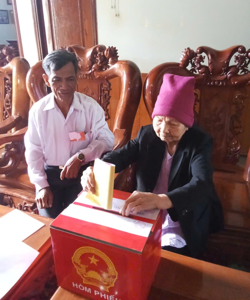 Cử tri Doãn Thị Hưởng (70 năm tuổi Đảng) ở xã Đắk Song tiến hành bỏ phiếu tại nhà