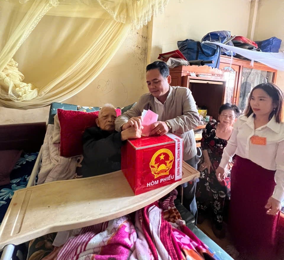 Cử tri Nie Sóc (lão thành cách mạng, 76 năm tuổi Đảng) ở xã Đắk Song bỏ phiếu bầu đại biểu quốc hội và đại biểu HĐND các cấp
