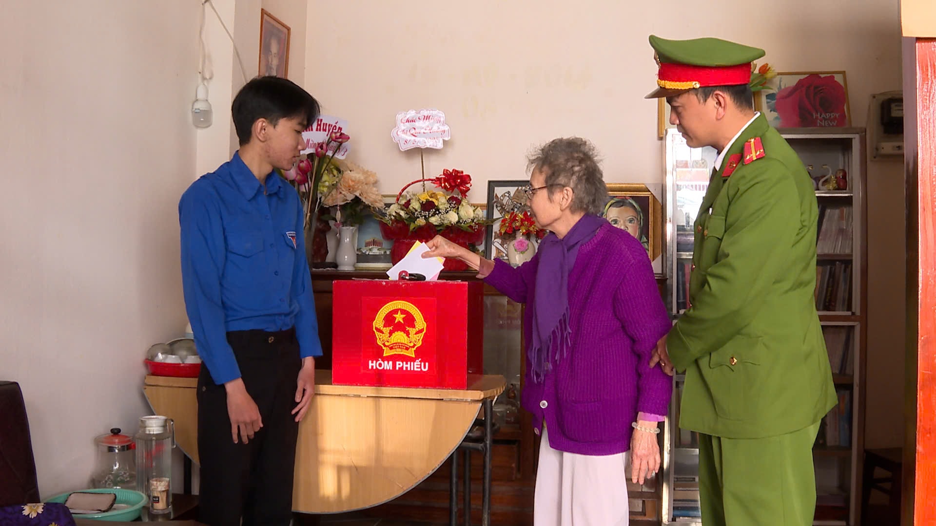 Phường Xuân Hương - Đà Lạt mang thùng phiếu đến nhà để cử tri Cao Thị Quế Hương (55 tuổi Đảng) thực hiện việc bỏ phiếu