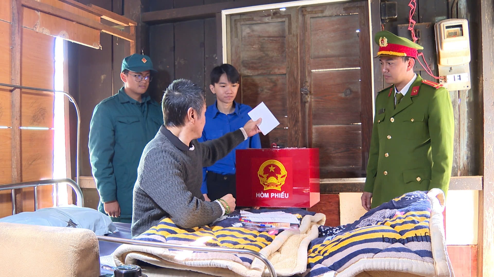 Phường Xuân Hương - Đà Lạt mang thùng phiếu đến nhà để cử tri Khuất Đình Thắng thực hiện việc bỏ phiếu