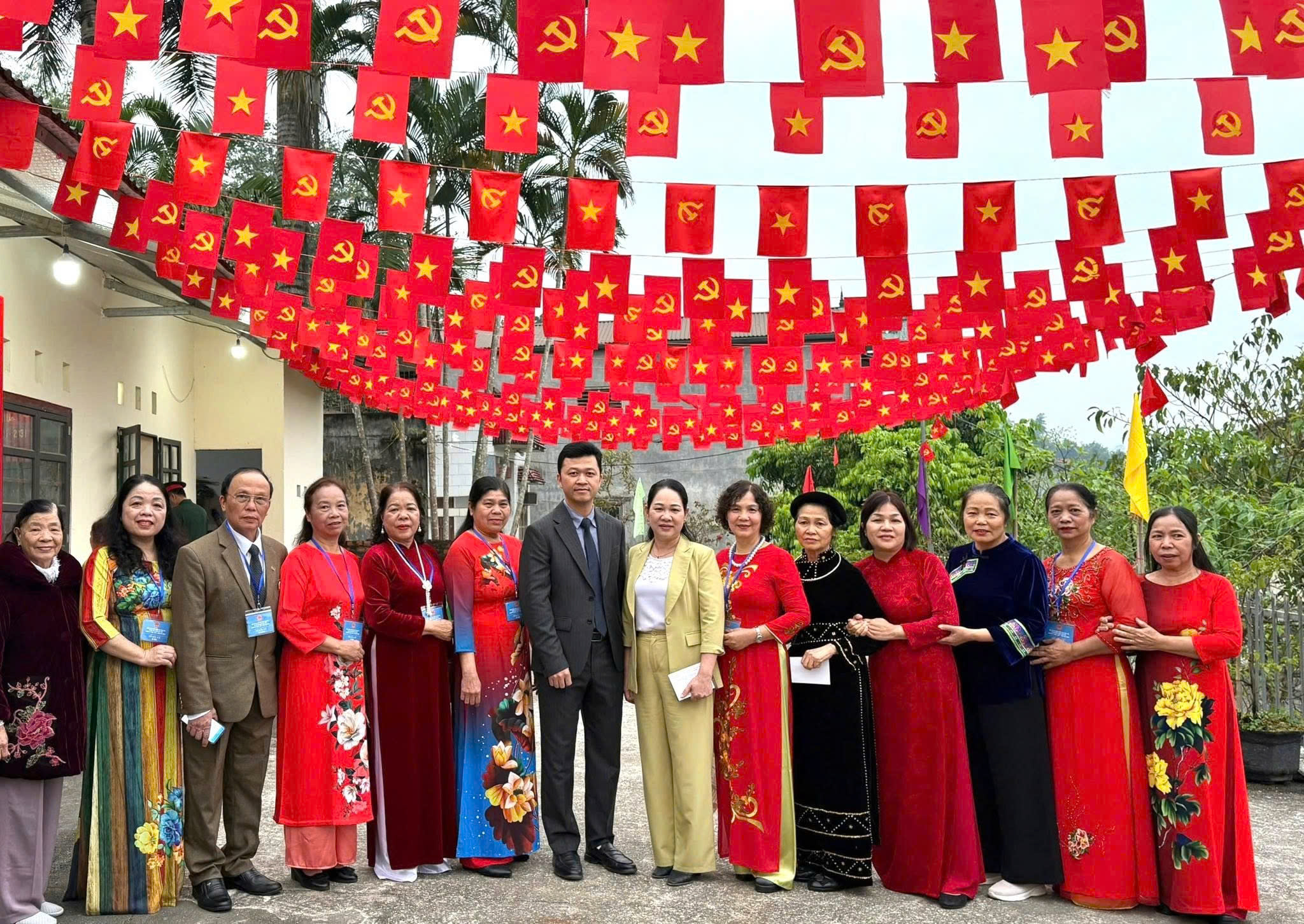 ผู้มีสิทธิเลือกตั้งจากกลุ่มชาติพันธุ์ต่างๆ ในจังหวัด Cao Bang ไปใช้สิทธิเลือกตั้งอย่างกระตือรือร้น - ภาพที่ 1 Cử tri các dân tộc thiểu số tỉnh Cao Bằng rộn ràng đi bầu cử- Ảnh 1.