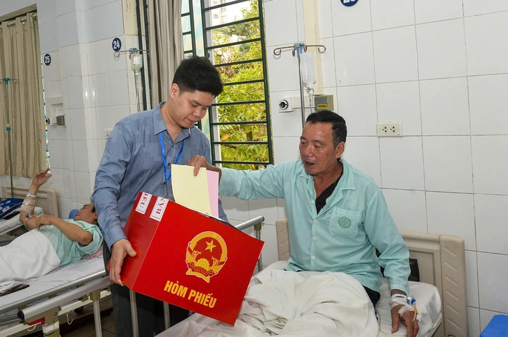 Urne elettorali mobili entrano negli ospedali per servire gli elettori bầu cử - Ảnh 1.