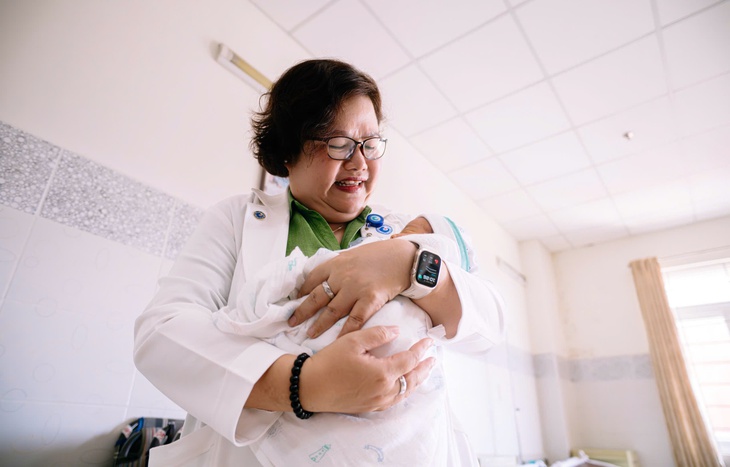 Urne elettorali consegnate direttamente al letto d'ospedale: momenti toccanti dal giorno delle elezioni - Foto 12. Thùng phiếu đến tận giường bệnh: Xúc động những lá phiếu ngày bầu cử - Ảnh 12.