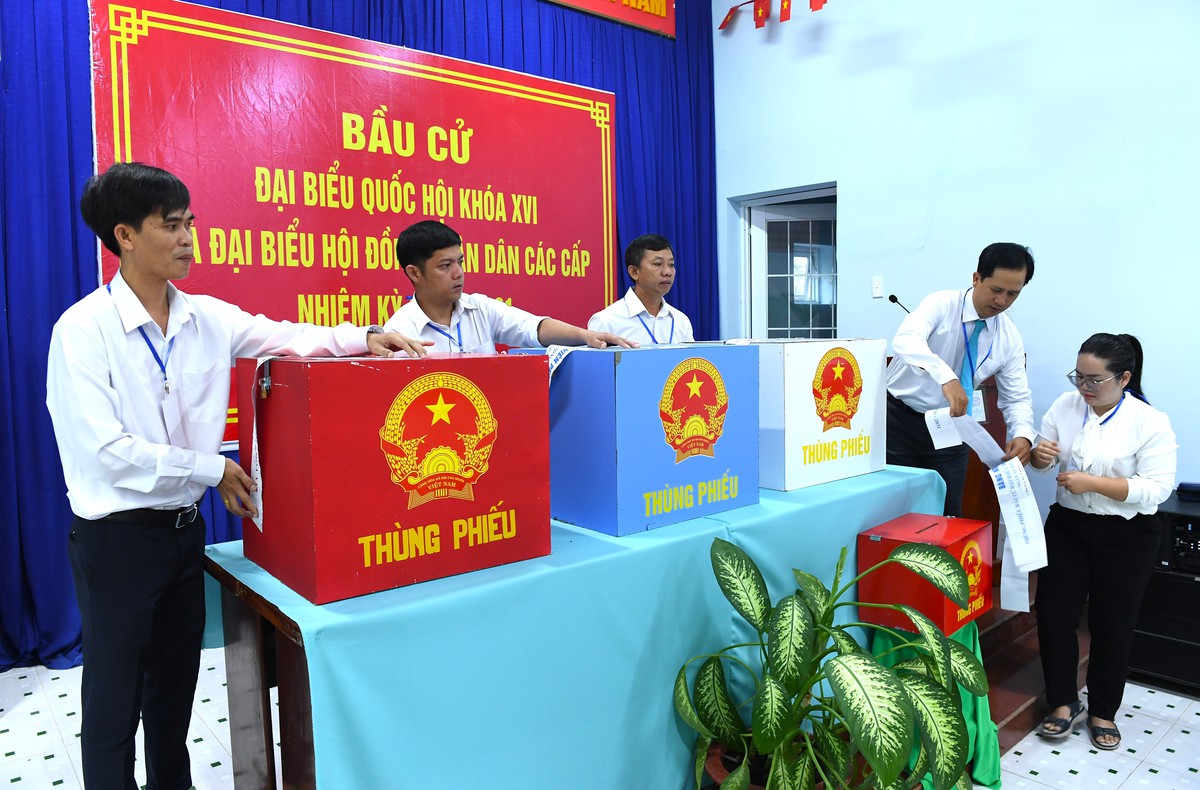 Tổ bầu cử  tiến hành kiểm tra các thùng phiếu trước giờ bỏ phiếu