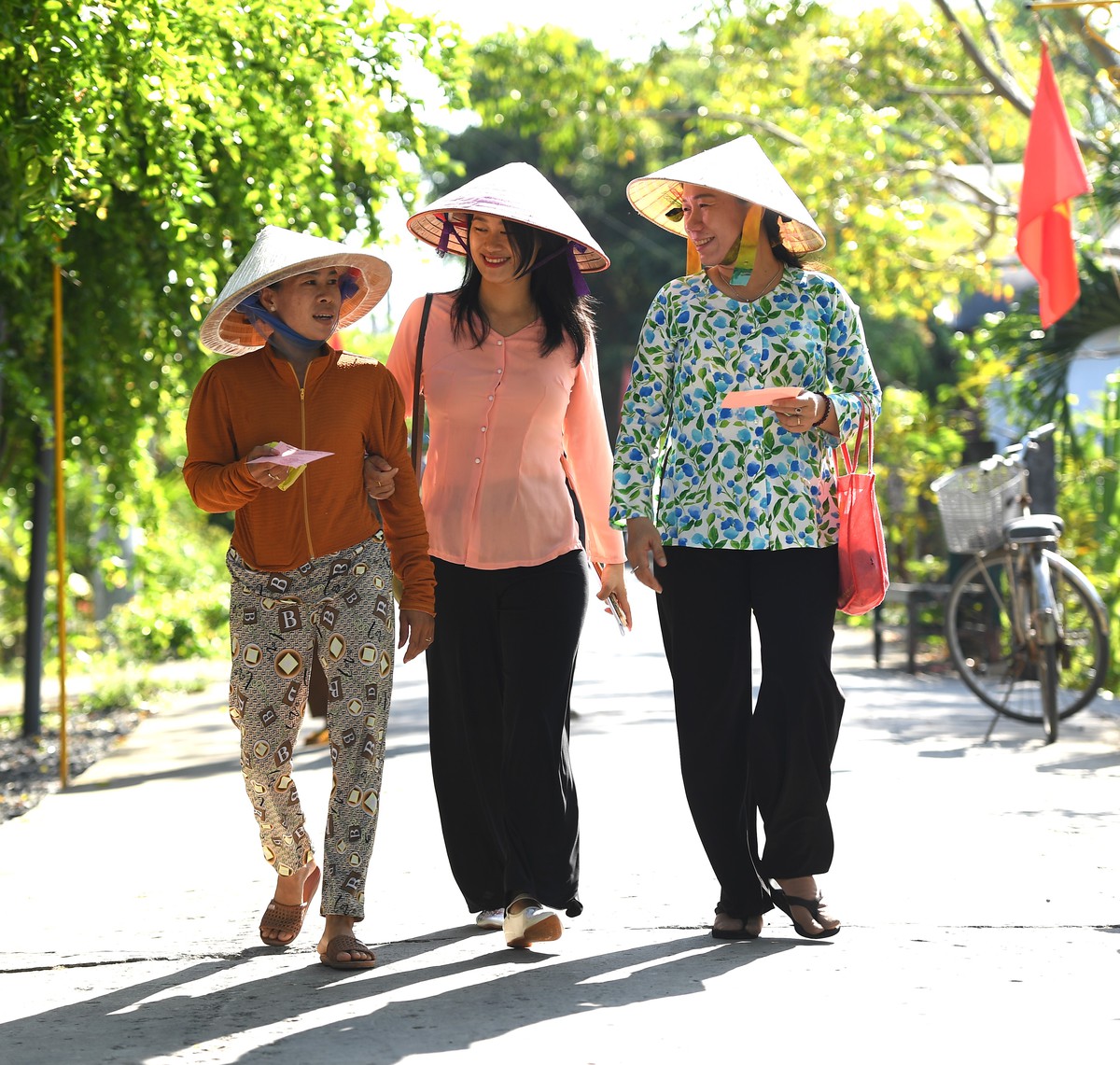 Cử tri nữ ở Thiềng Liềng nô nữ đi bầu sớm