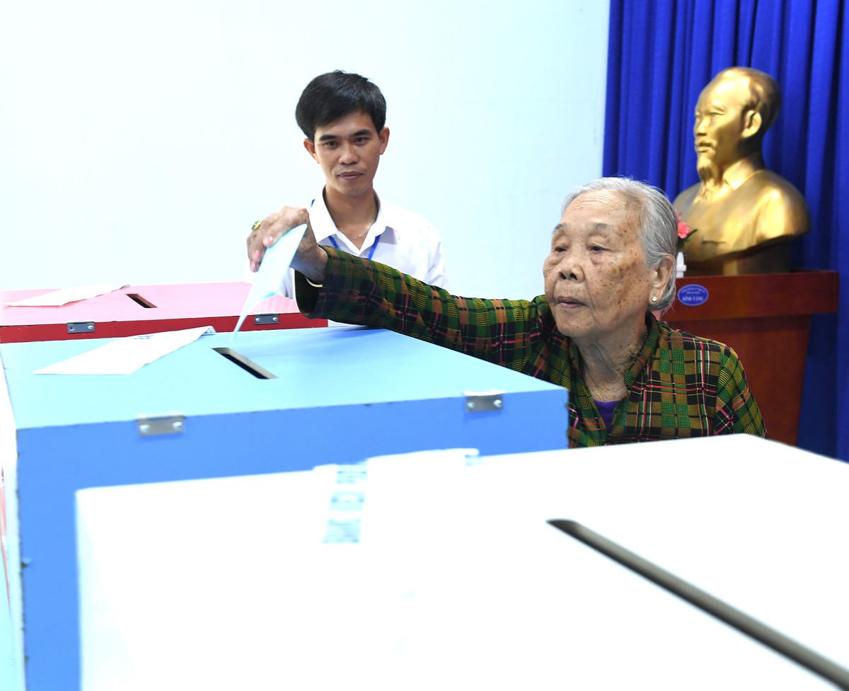 Cử tri cao tuổi Trần Thị Xuyên, 80 tuổi  tự tay bỏ lá phiếu, bầu ra người mình tín nhiệm nhất