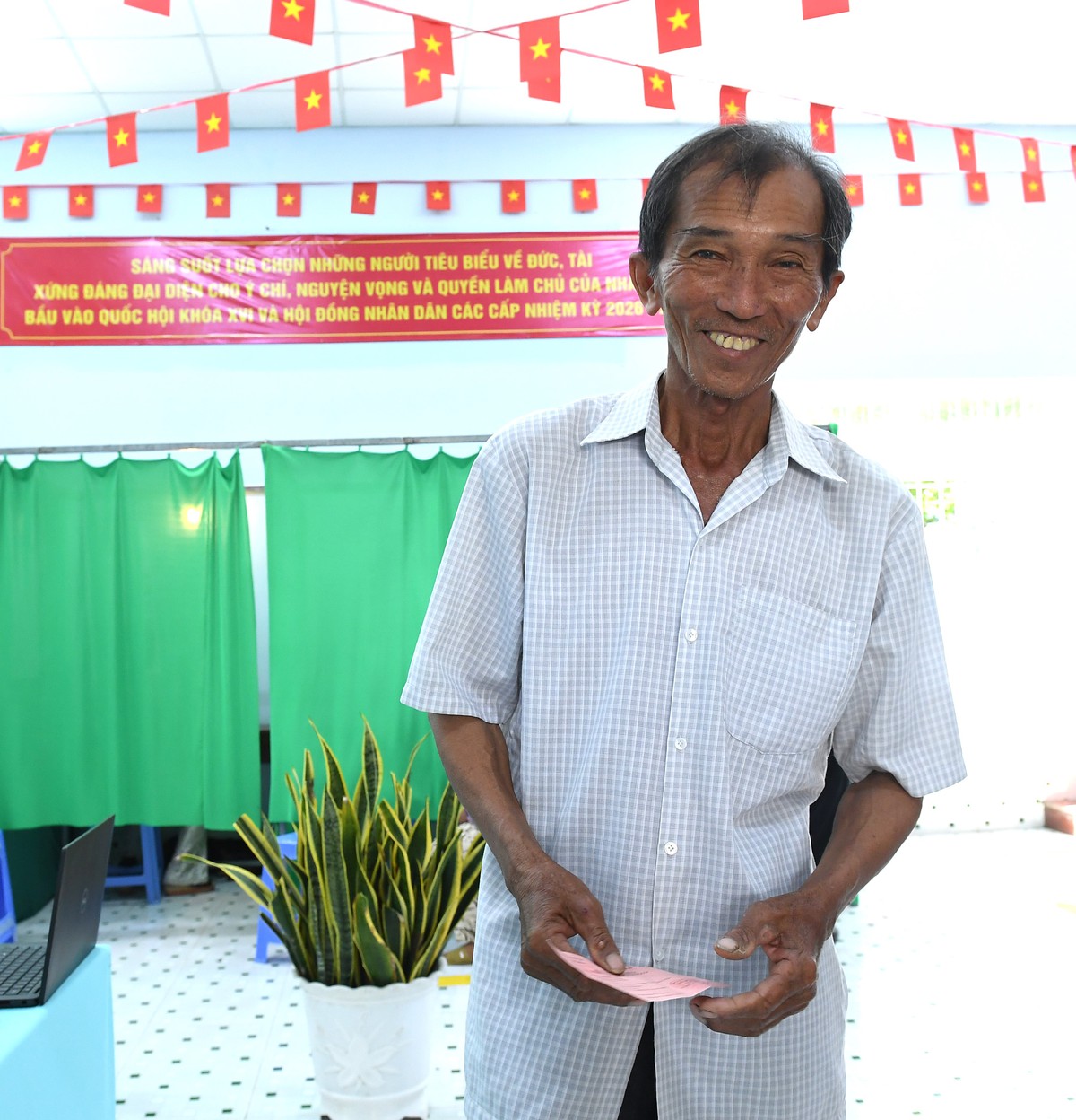 Trương Văn Cưng vui tươi khi vừa hoàn thành trách nhiệm công dân
