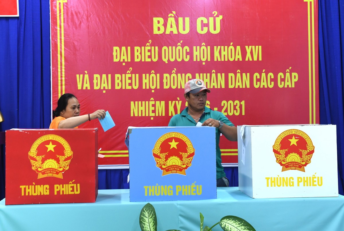 Cử tri ấp đảo Thiềng Liềng vượt bãi lầy rừng ngập mặn đi bầu cử- Ảnh 7.