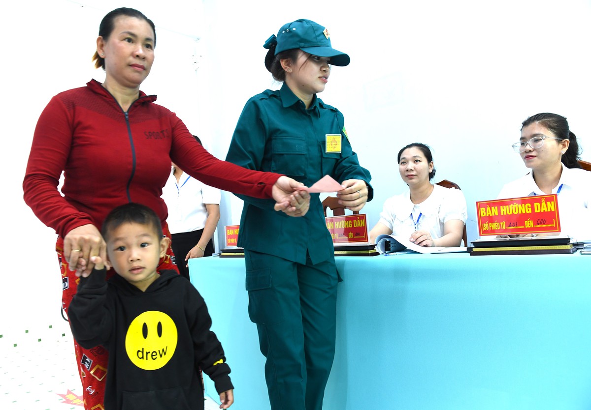 Bạn Dương Trần Cẩm Vân , chiến sĩ dân quân thường trực, ban chỉ huy quân sự xã Thạnh An hỗ trợ tận tình các cử tri đến bỏ phiếu