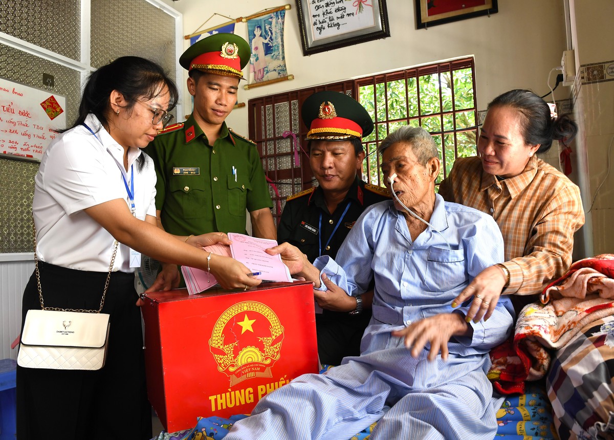 Tổ bầu cử đã mang hòm phiếu và phiếu bầu đến tận nhà bác Tám Thanh, 85 tuổi, một trong những người có công khai khẩn ấp đảo Thiềng Liềng để bác bỏ lá phiếu tín nhiệm của mình
