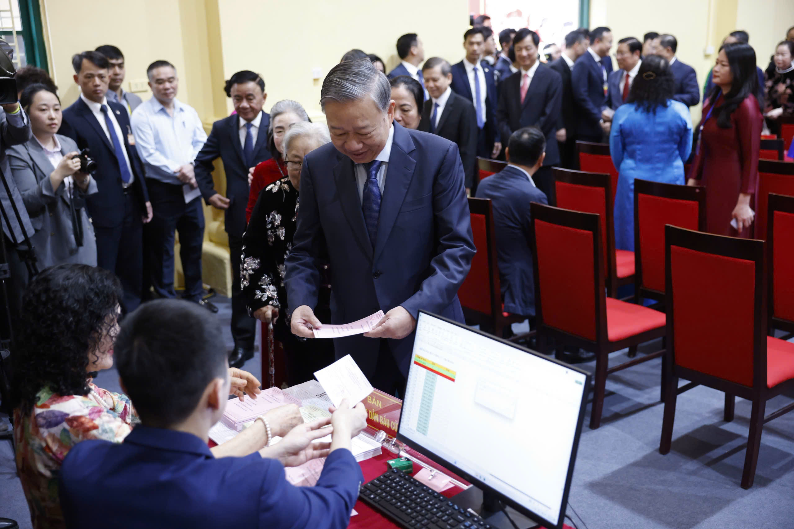 Lãnh đạo Đảng, Nhà nước bỏ phiếu bầu cử- Ảnh 5.