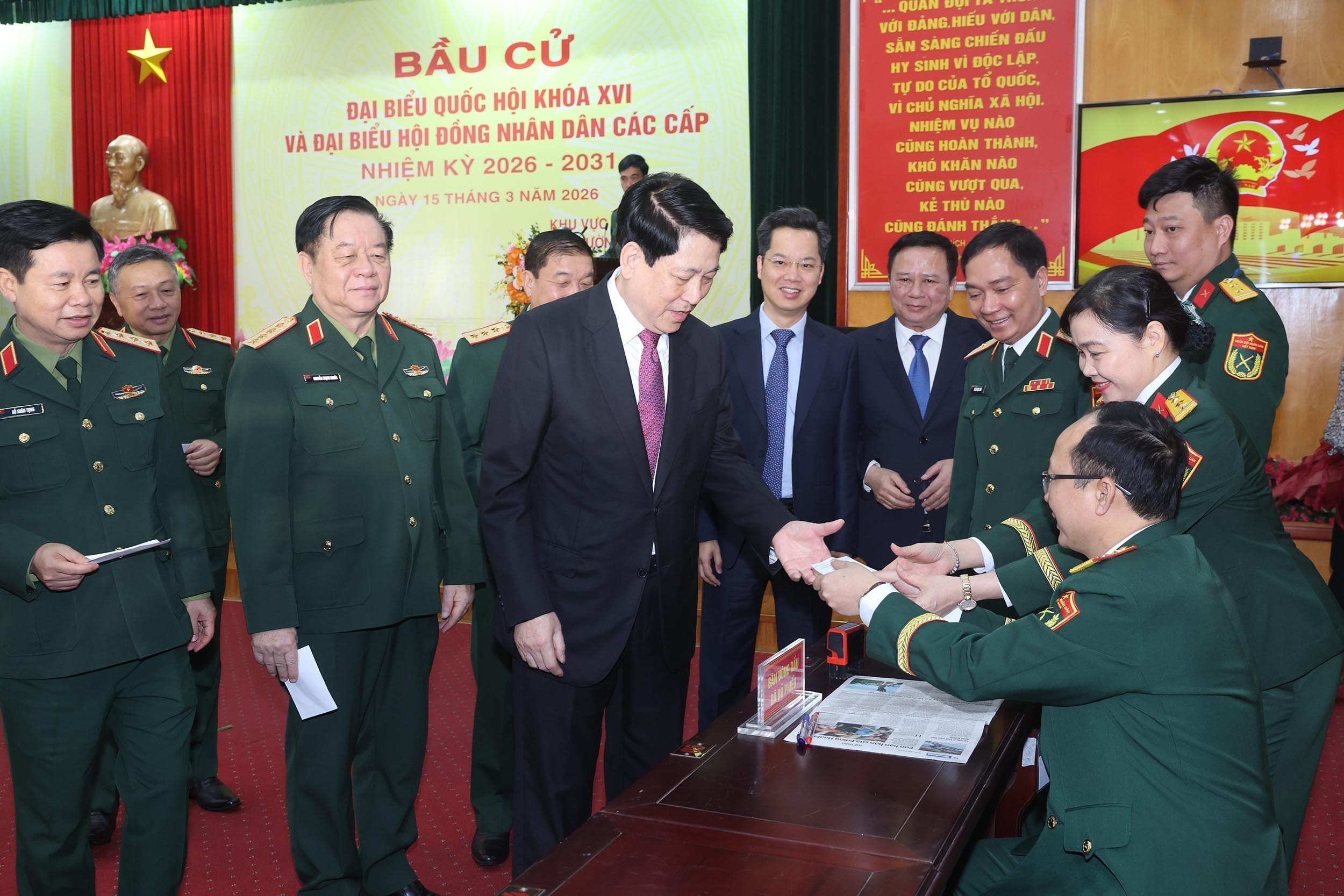 Lãnh đạo Đảng, Nhà nước bỏ phiếu bầu cử- Ảnh 10.