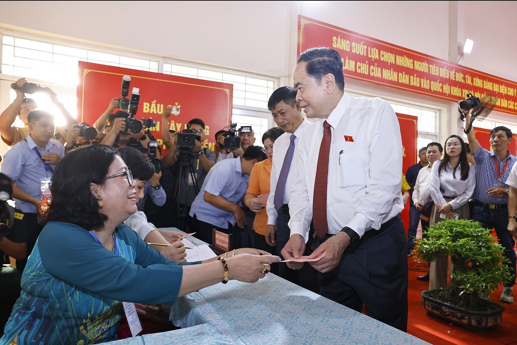 Lãnh đạo Đảng, Nhà nước bỏ phiếu bầu cử- Ảnh 17.