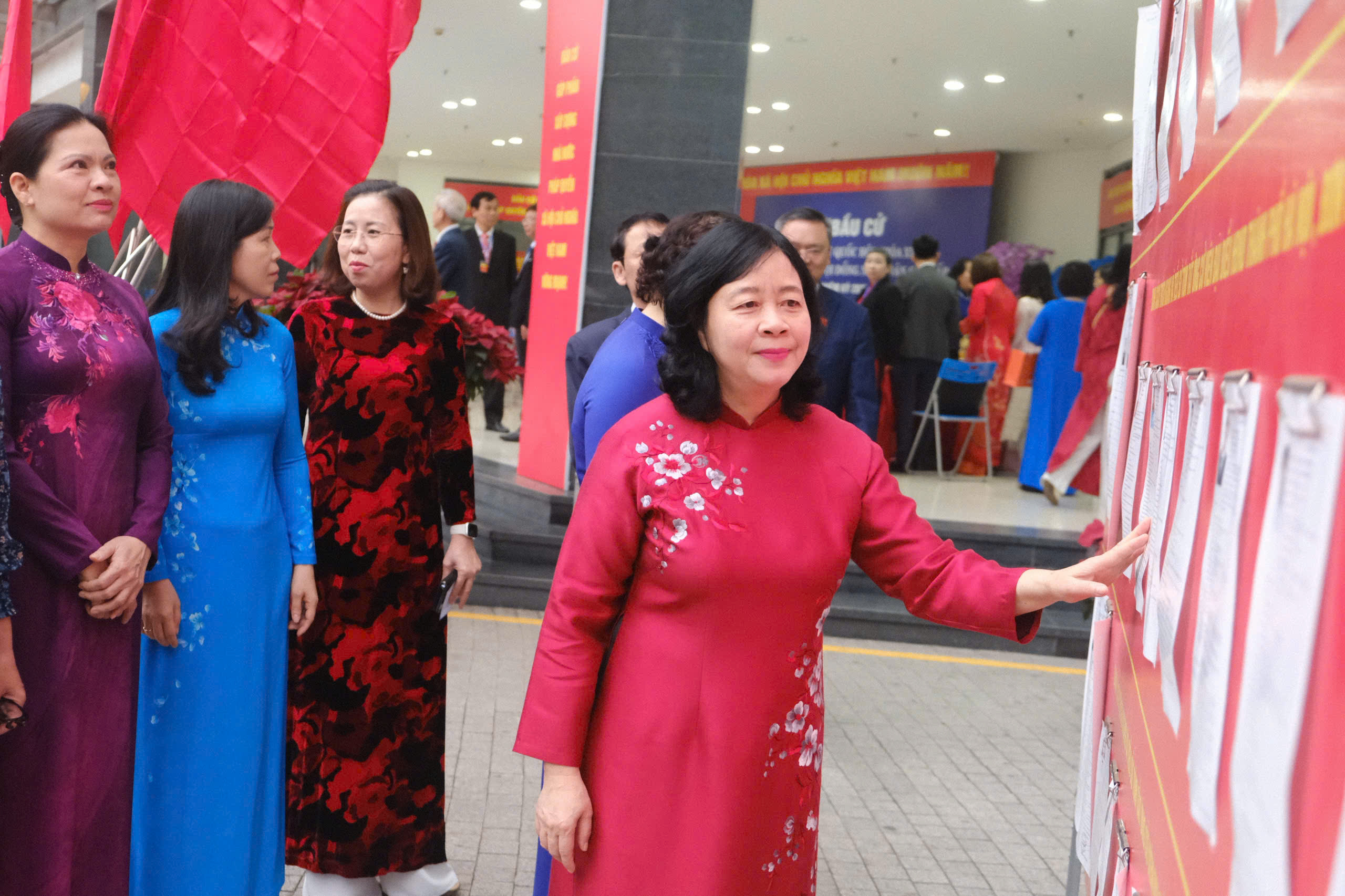 Lãnh đạo Đảng, Nhà nước bỏ phiếu bầu cử- Ảnh 19.