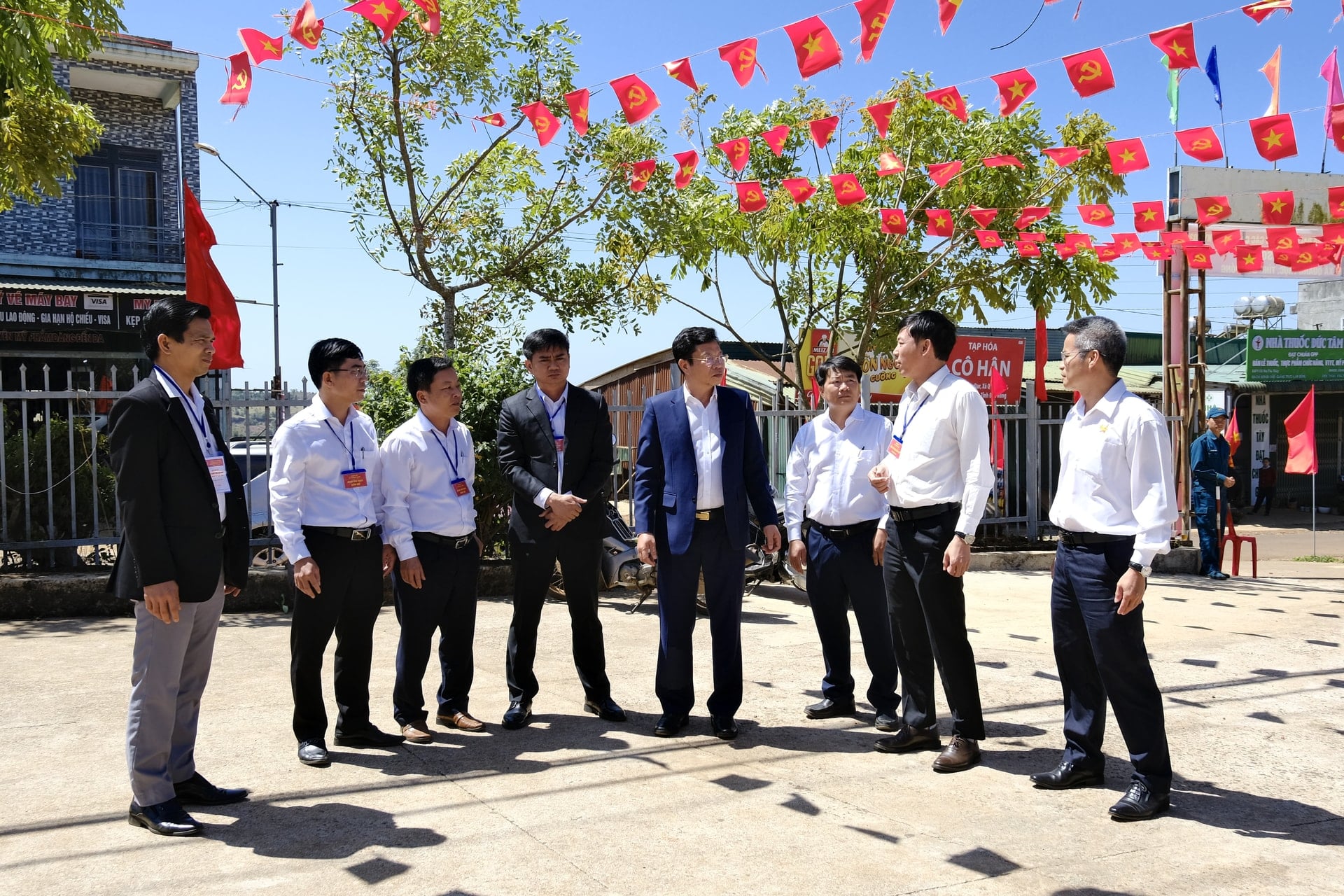 Il compagno Luu Van Trung, vicesegretario del Comitato provinciale del Partito, presidente del Consiglio popolare provinciale e presidente del Comitato elettorale provinciale di Lam Dong, ha ispezionato i preparativi elettorali nella comune di Quang Truc il 15 marzo.