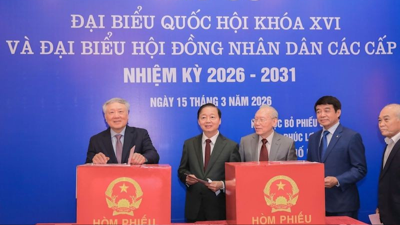 Nguyễn Hồ Binh állandó miniszterelnök-helyettes és Tran Hong Ha miniszterelnök-helyettes leadta szavazatát a választáson.