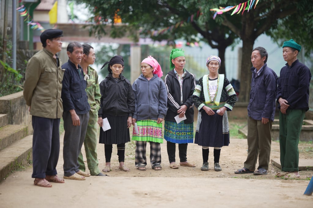 Hmong-ii din Cao Son au discutat amiabil în ziua alegerilor.