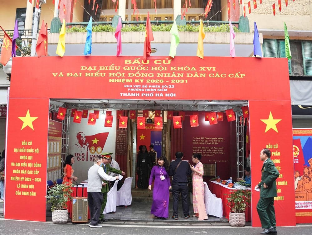 Gli elettori di Hanoi hanno espresso il loro voto presso gli 