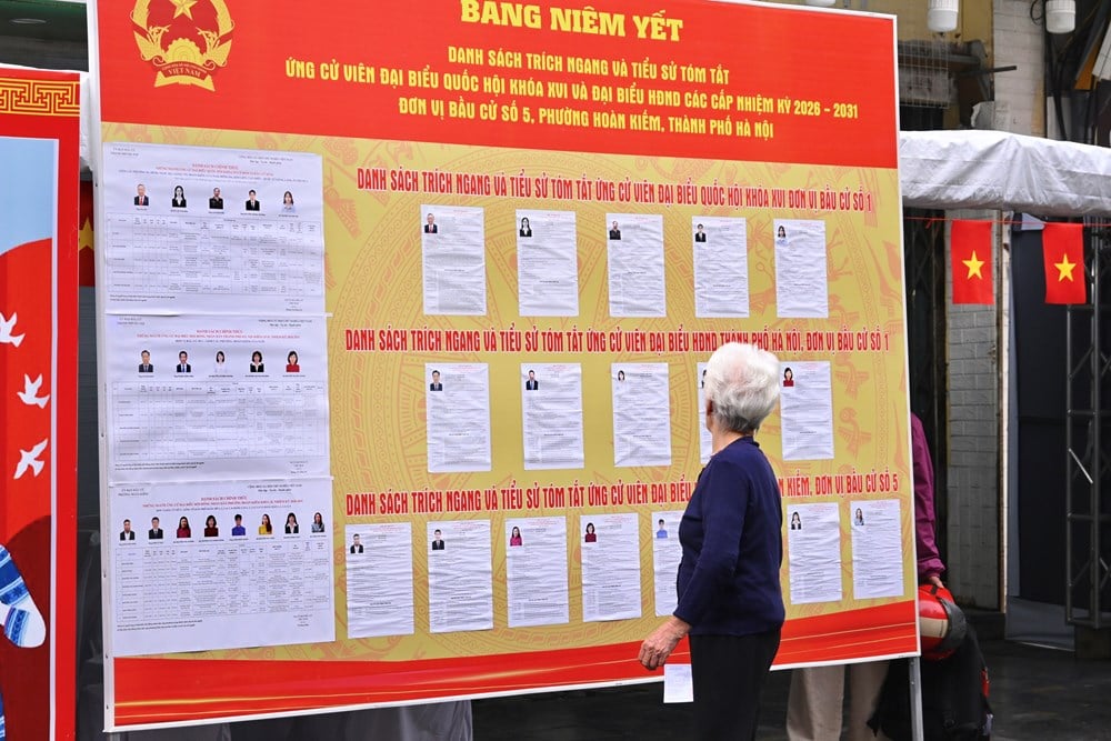 Gli elettori di Hanoi hanno espresso il loro voto presso gli 