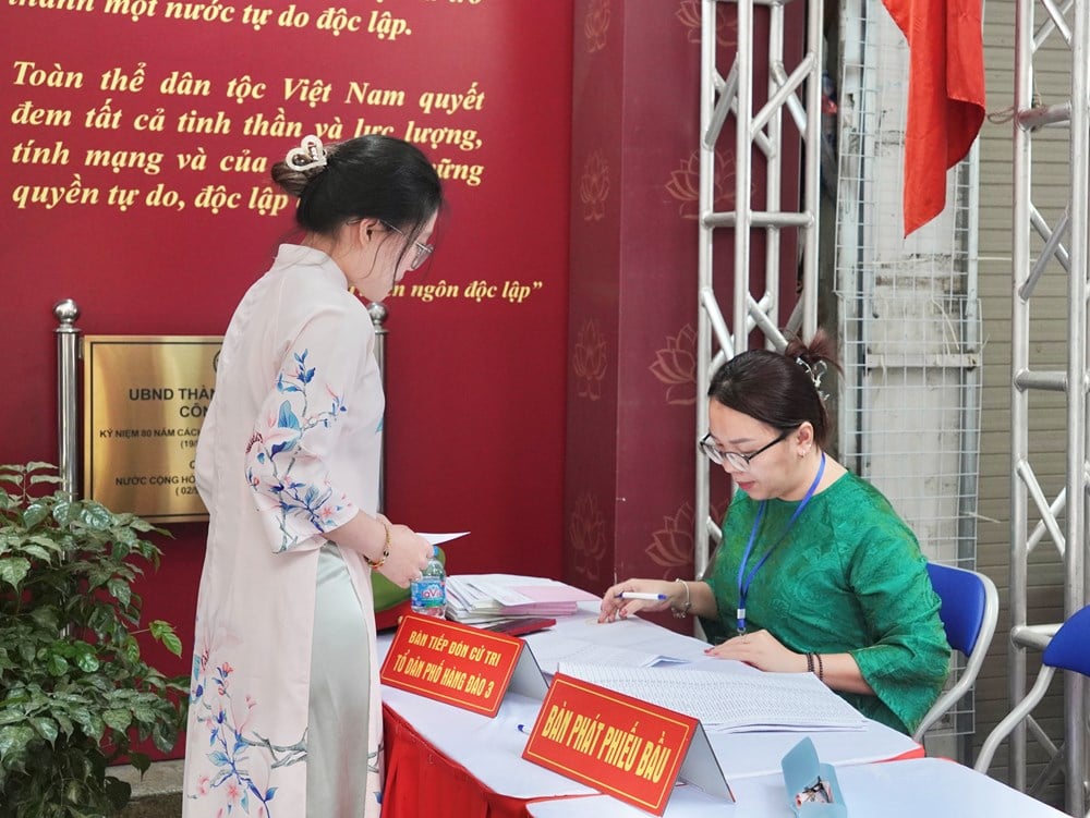 Gli elettori di Hanoi hanno espresso il loro voto presso gli 