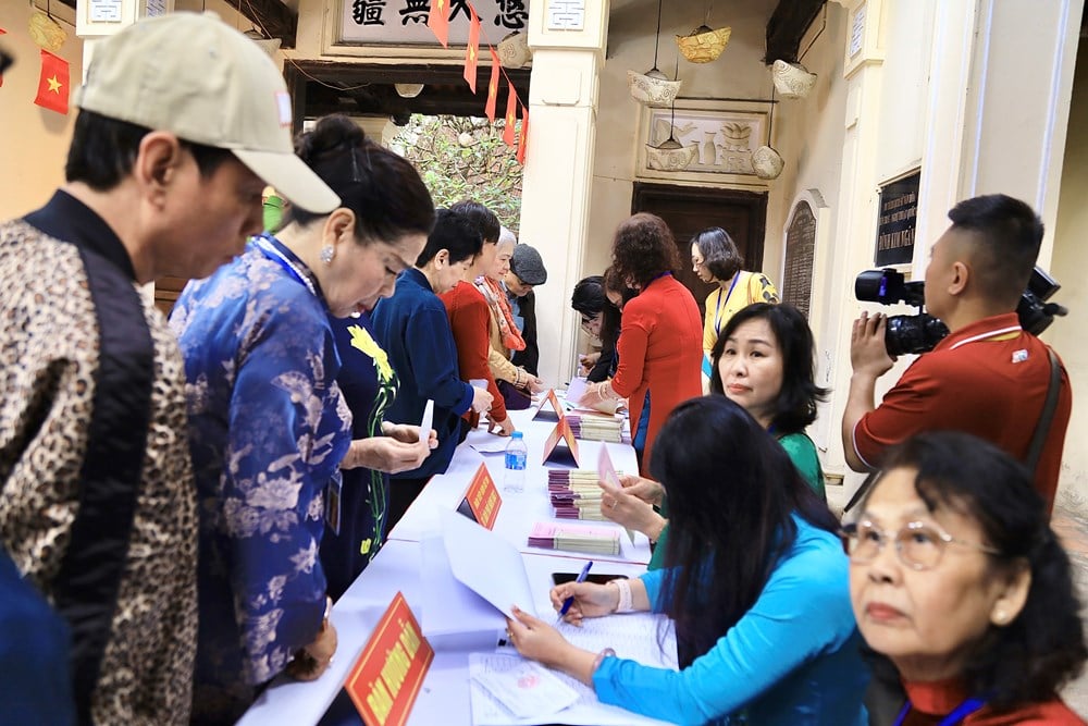 Gli elettori di Hanoi hanno espresso il loro voto presso gli 