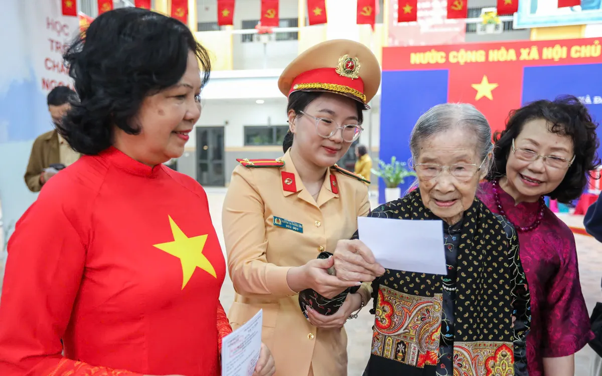 Dù đã 101 tuổi, cử tri Đoàn Thị Thuận vẫn mong muốn tự tay bỏ phiếu. Lực lượng CSGT Thủ đô đã kịp thời hỗ trợ, đưa cụ đến điểm bầu cử an toàn và trọn vẹn niềm vui.