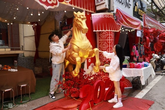 Il signor Tran Trung Thanh ha speso oltre 60 milioni di VND per progettare la tenda e la mascotte a forma di cavallo.