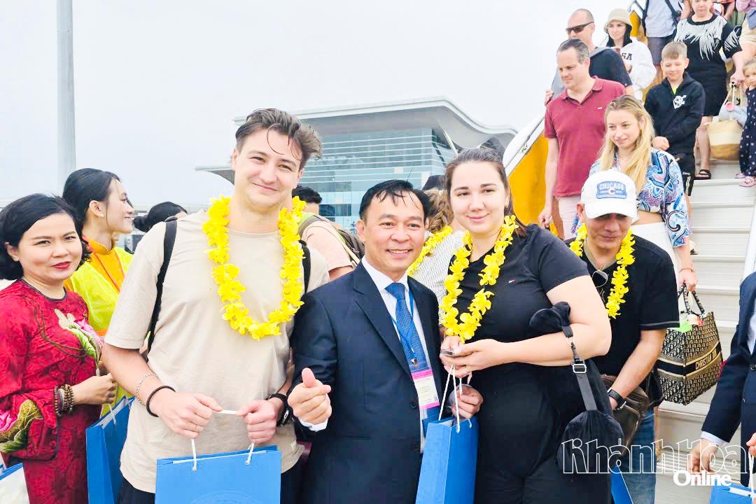 Rất nhiều du khách quốc tế đi trên chuyến bay đầu tiên của Sun PhuQuoc Airways từ Phú Quốc đến Cam Ranh.
