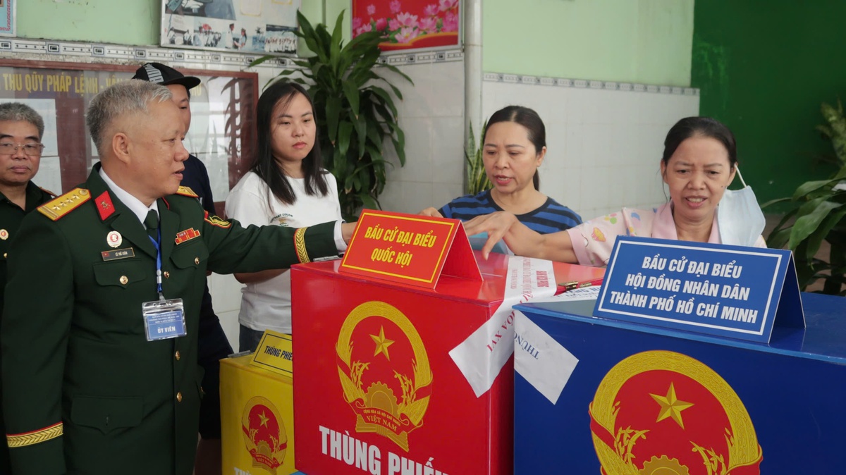 38 kommuner och valdistrikt i Ho Chi Minh-staden har ett valdeltagande på 100 % - Foto 1. 38 xã, phường tại TPHCM có tỉ lệ cử tri tham gia bỏ phiếu đạt 100%- Ảnh 1.