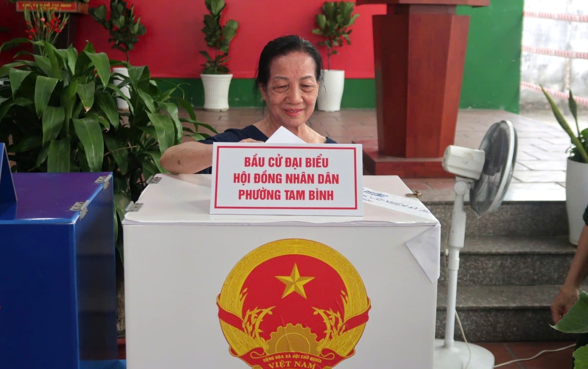 38 kommuner och valdistrikt i Ho Chi Minh-staden har ett valdeltagande på 100 % - Foto 3. 38 xã, phường tại TPHCM có tỉ lệ cử tri tham gia bỏ phiếu đạt 100%- Ảnh 3.