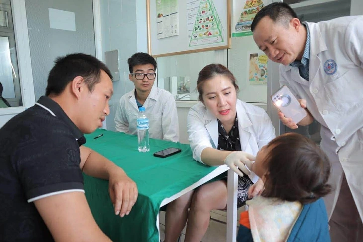 Vader en zoon werken samen aan een speciale operatie - Foto 2. ca mổ đặc biệt - Ảnh 2.