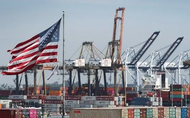 Merci provenienti dalla Cina e da altri paesi asiatici vengono scaricate nel porto di Long Beach, California, Stati Uniti. (Foto: AFP/VNA) Hàng hóa từ Trung Quốc và các nước châu Á được bốc dỡ tại cảng Long Beach, California, Mỹ. (Ảnh: AFP/TTXVN)