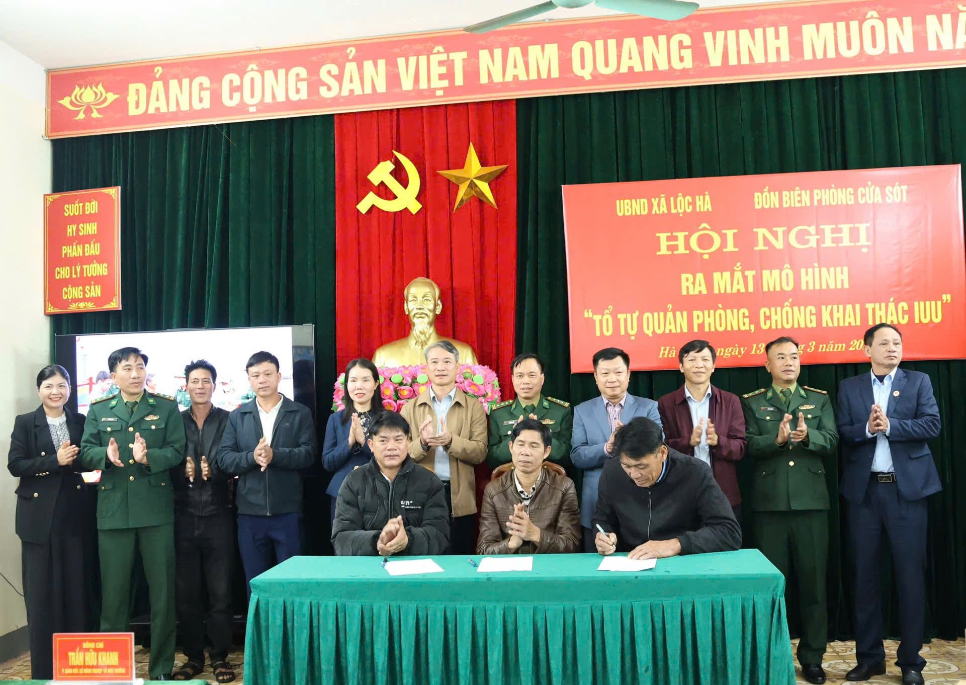 Ngư dân ký cam kết chấp hành nghiêm các quy định của pháp luật trong hoạt động khai thác thủy sản. Ảnh: Thông tin xã Lộc Hà)